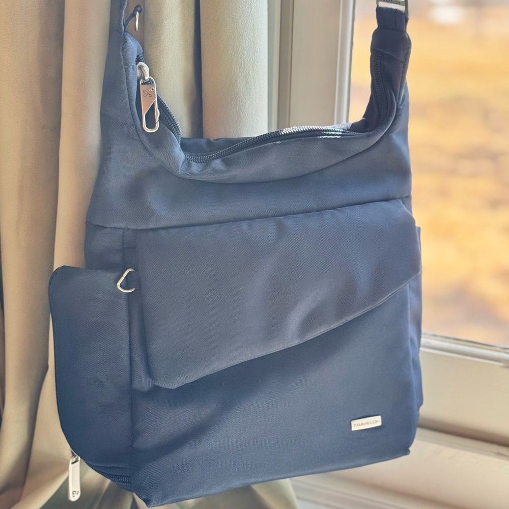 NWOT Travelon Classic Anti-Theft Navy Blue Crossbody Messenger Bag